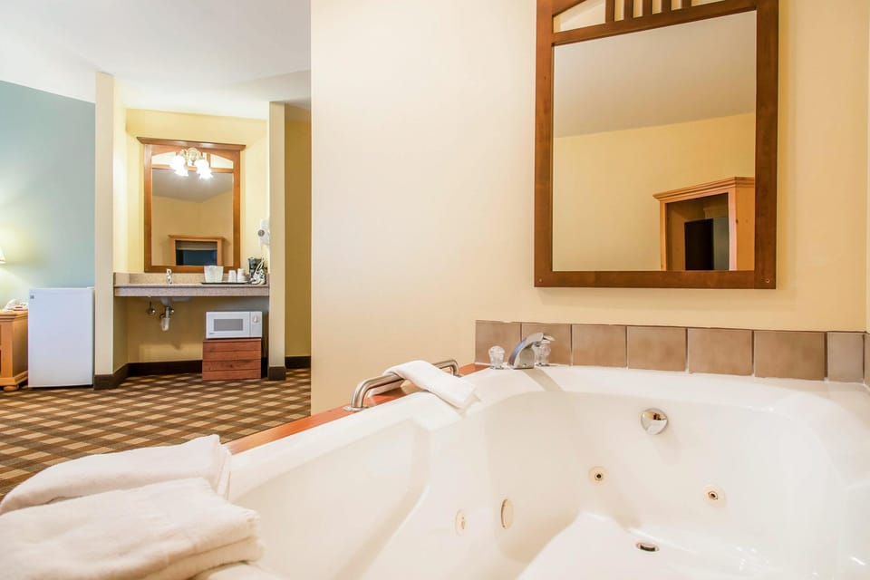 Econo Lodge Inn & Suites Hotel in Eau Claire