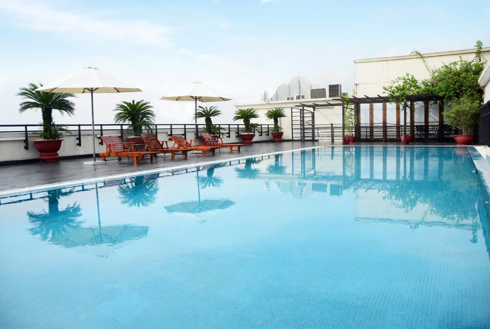 Swimming pool [outdoor]