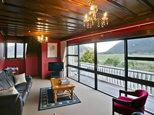 Oak Lodge Lodge in West Coast