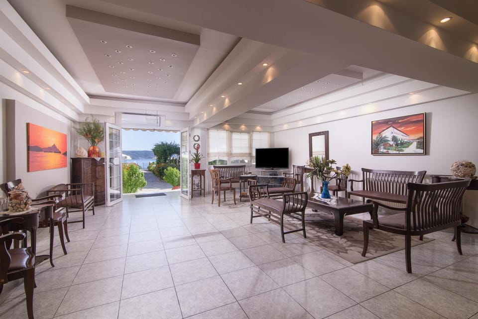 Shared lounge/TV area