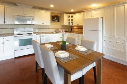 Lovely J Home -Stunning river view cozy two bedroom private suite Hotel in New Westminster