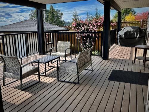 Lovely J Home -Stunning river view cozy two bedroom private suite Hotel in New Westminster