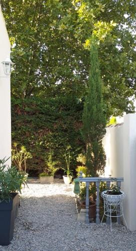 LE PETIT JARDIN ... Hotel in L'Isle-sur-la-Sorgue