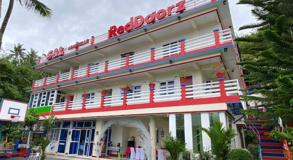 RedDoorz @ S and L Apartelle Daraga Albay Hotel in Bicol