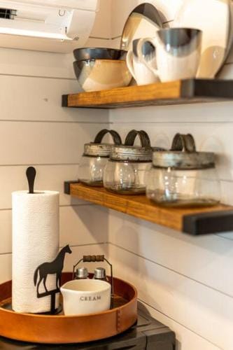 The Stable Tiny Container Home-12 min to Magnolia Inn in Waco