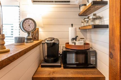 The Stable Tiny Container Home-12 min to Magnolia Inn in Waco
