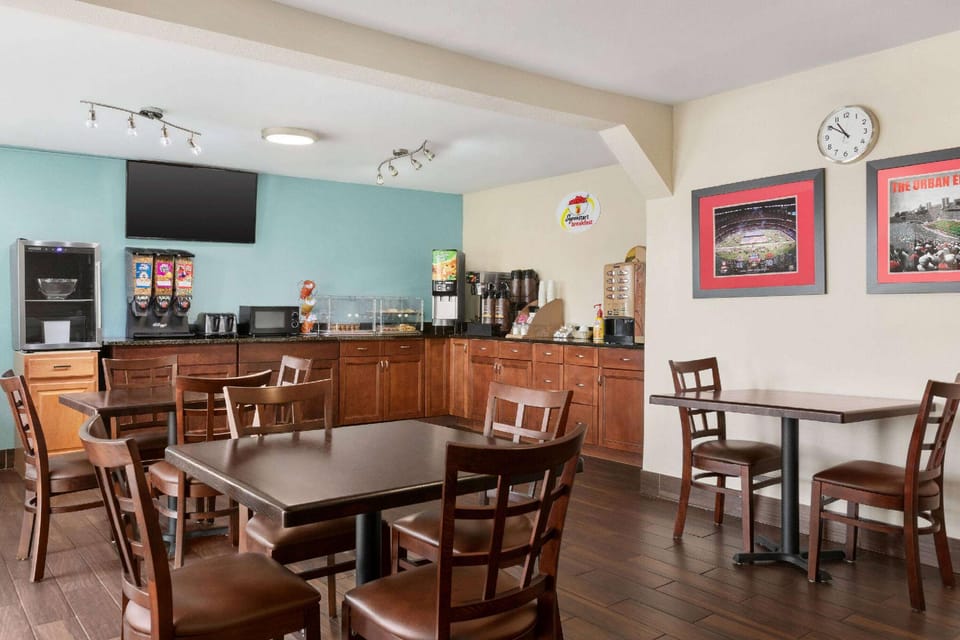 Super 8 by Wyndham Findlay Hotel in Findlay