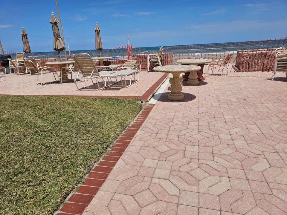 Oceanfront escape with 2 pools! Apartment hotel in Florida