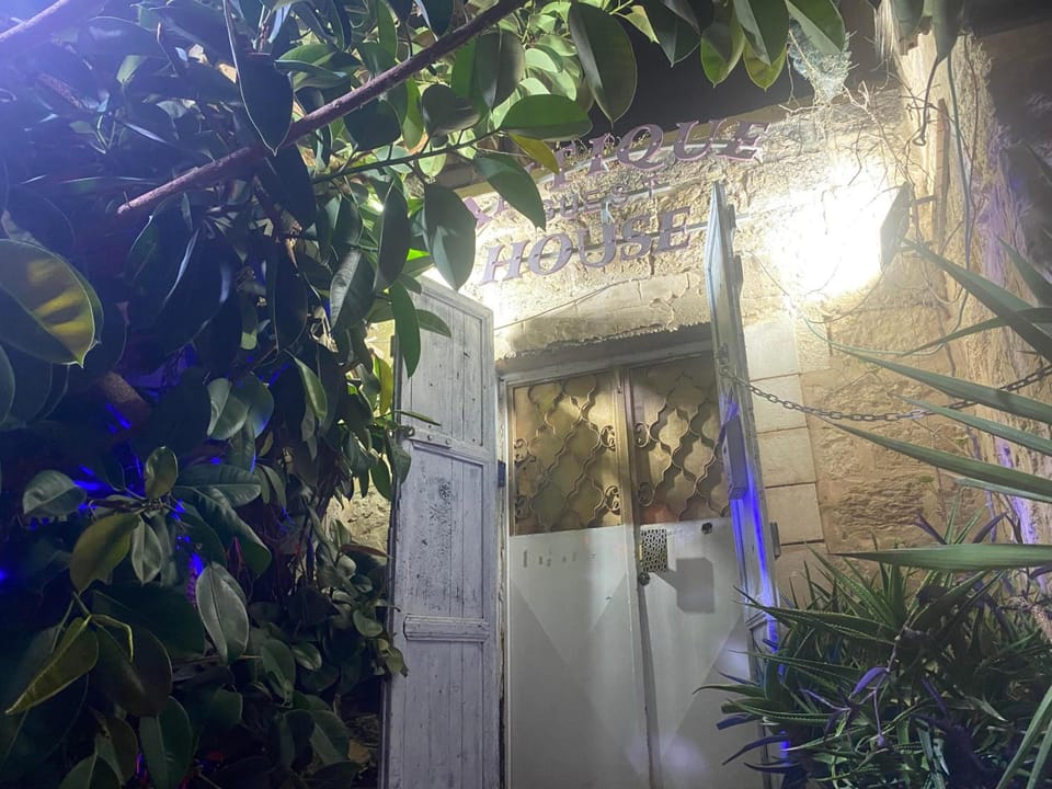 Antique guest house Hostel in North District