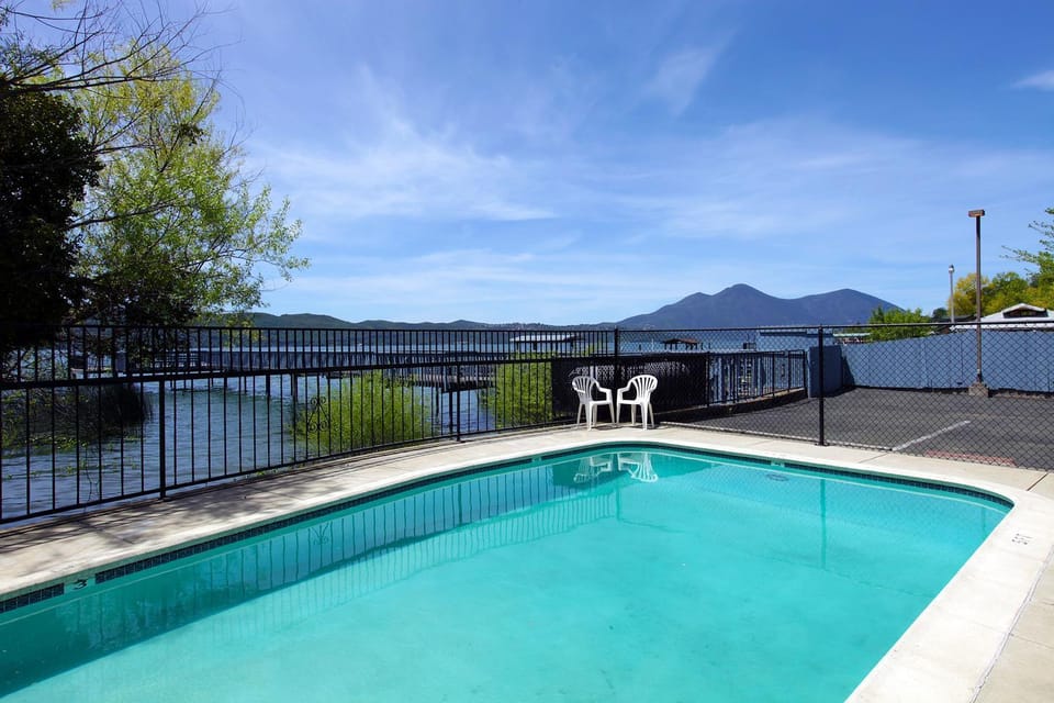 Swimming pool [outdoor]