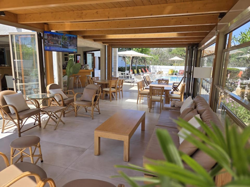 Shared lounge/TV area