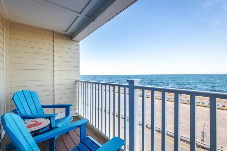 Atlantic Breeze Suites Hotel in Hampton Beach