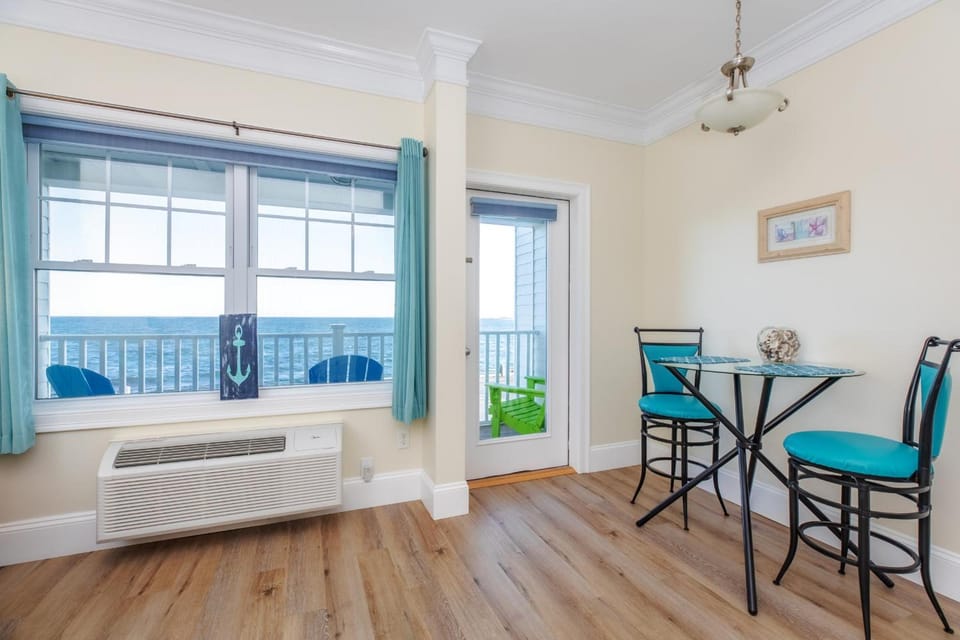Atlantic Breeze Suites Hotel in Hampton Beach