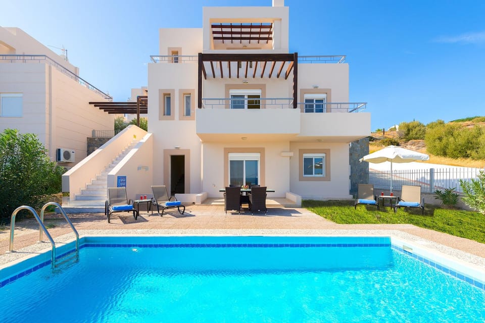 Swimming pool [outdoor]