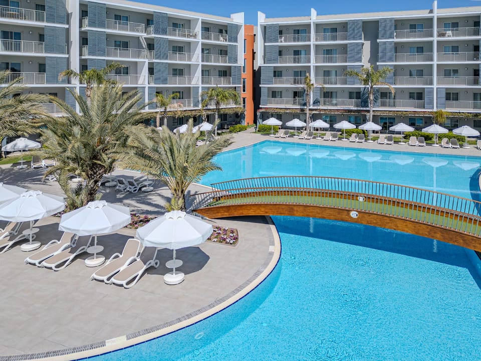 Swimming pool [outdoor]