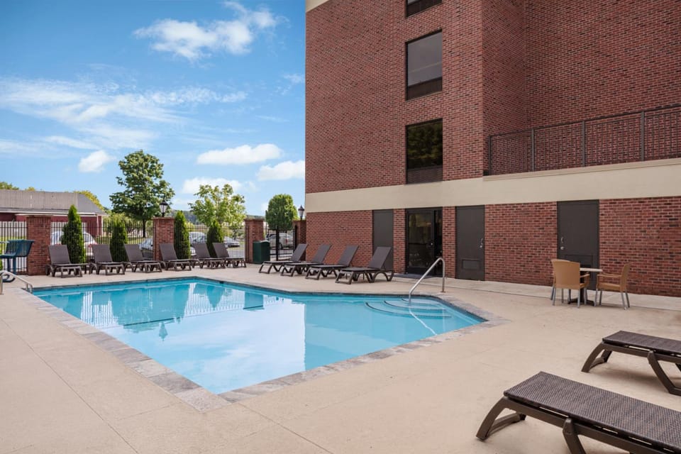 Comfort Suites Outlet Center Hotel in Asheville