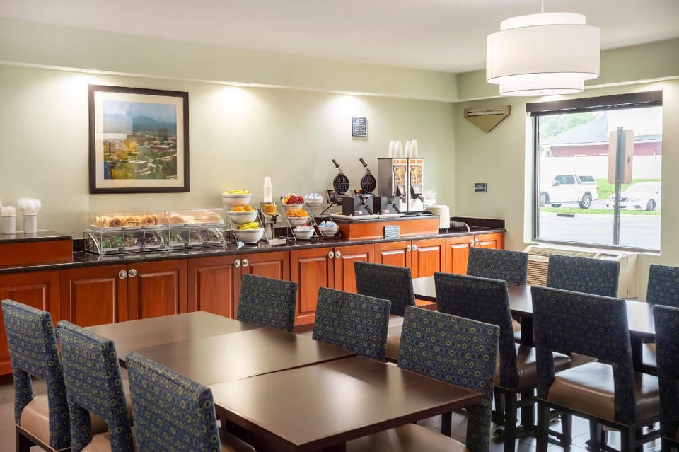 Comfort Suites Outlet Center Hotel in Asheville