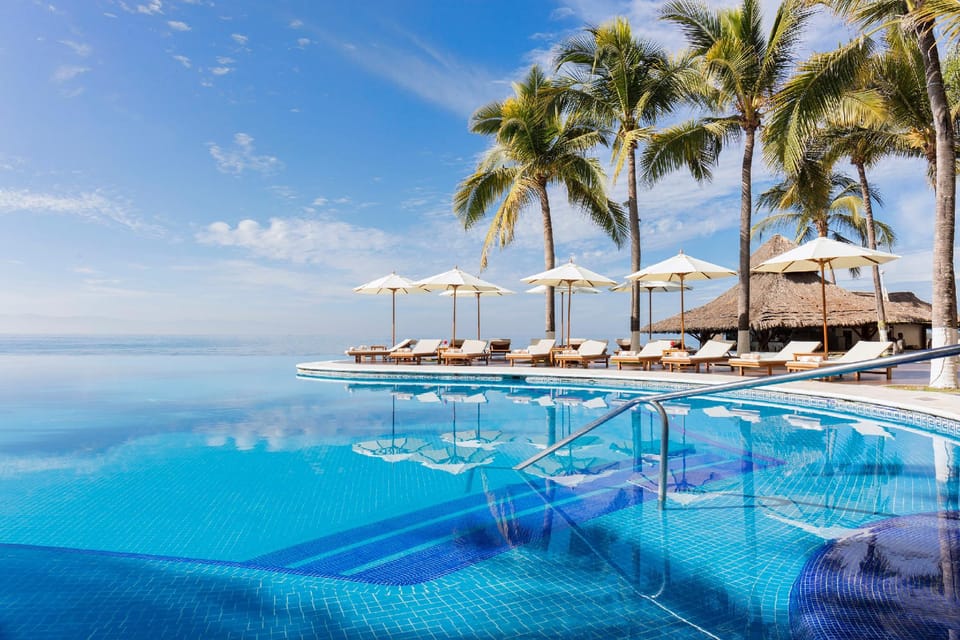Swimming pool [outdoor]