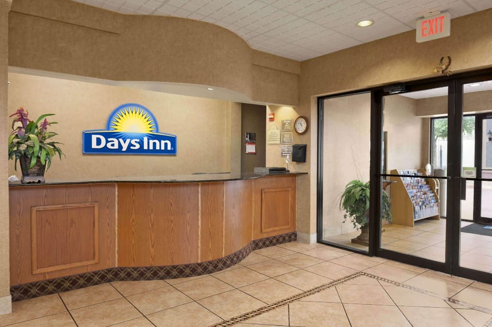 Days Inn by Wyndham Suites San Antonio North/Stone Oak Hotel in San Antonio