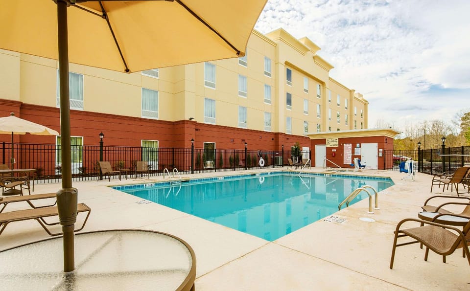 Swimming pool [outdoor]