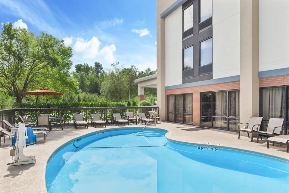 Swimming pool [outdoor]
