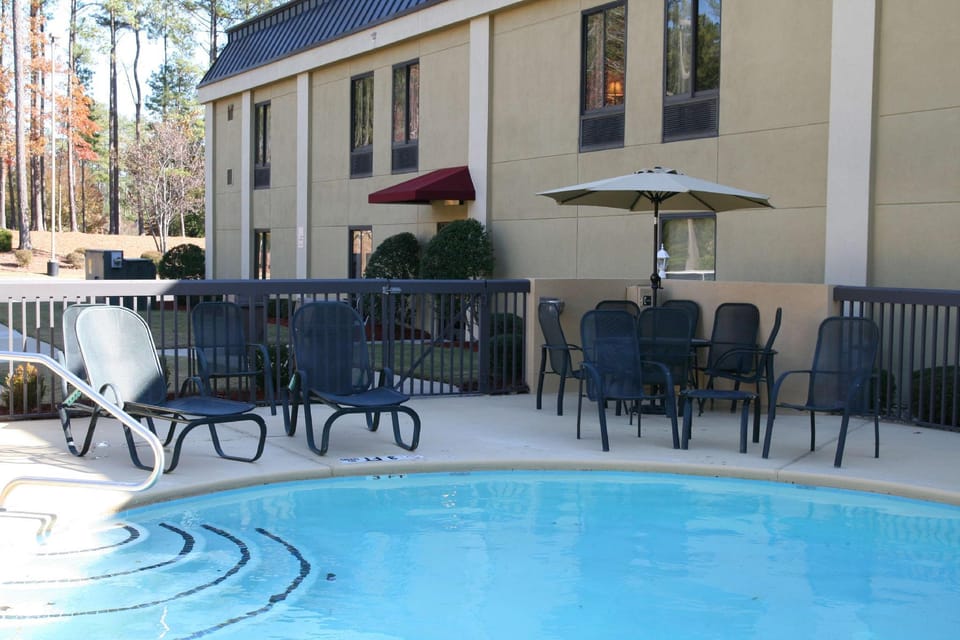 Swimming pool [outdoor]