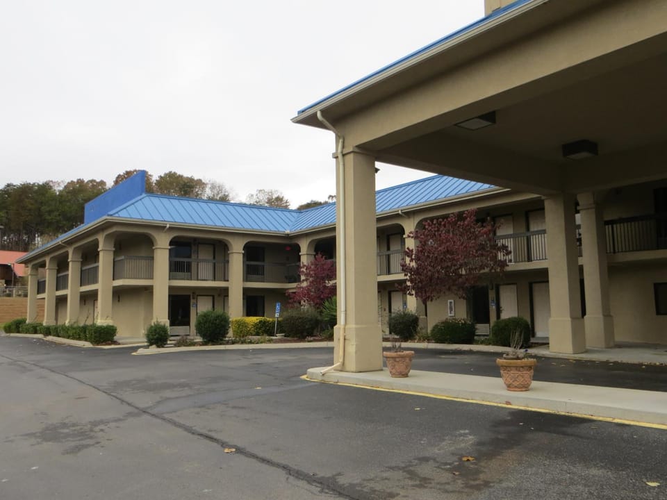 Travelodge by Wyndham Knoxville East Hotel in Knoxville