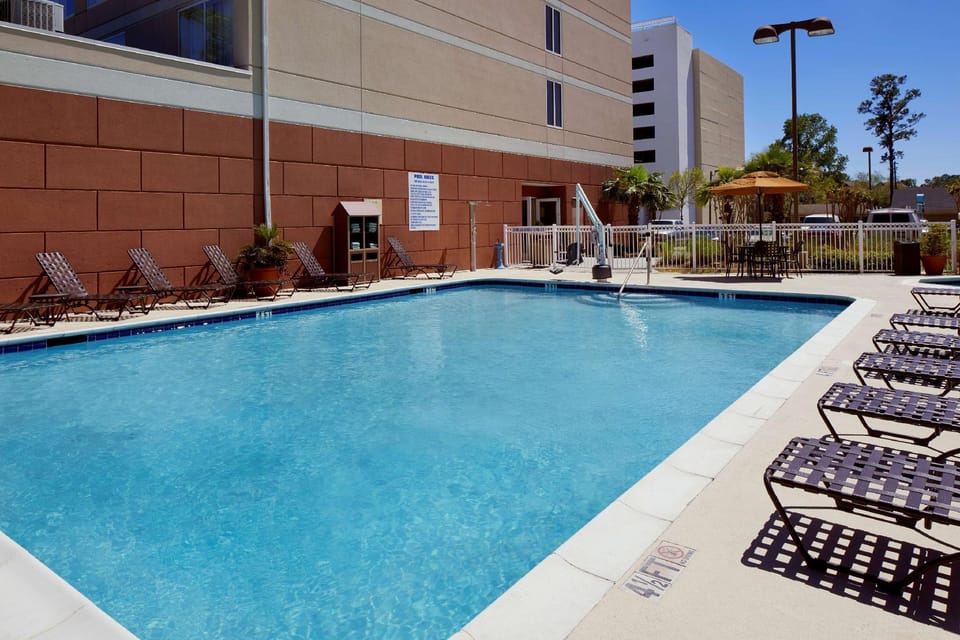 Swimming pool [outdoor]