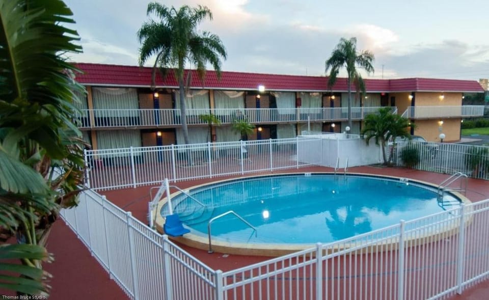 EXPRESS INN & SUITES CLEARWATER Hotel in Pinellas Park