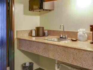 ALEXIS INN & SUITES Inn in Nashville