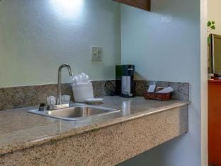 ALEXIS INN & SUITES Inn in Nashville