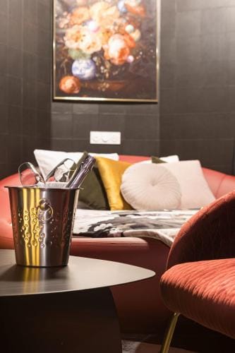 Legend Majestic Superbe Love Room - Jacuzzi - Champagne - Romantisme - parking prive GRATUIT Hotel in Bourgogne-Franche-Comté