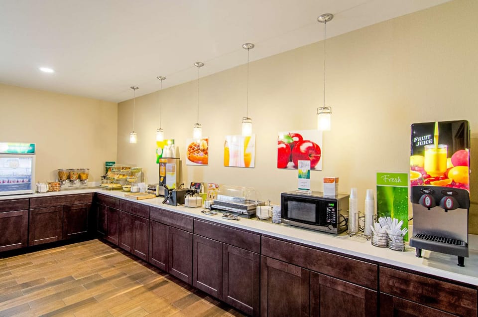 Quality Inn & Suites Near Tanger Outlet Mall Hotel in Gonzales