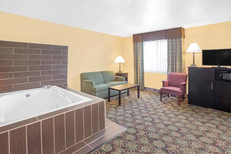 Baymont by Wyndham Holland Hotel in Holland