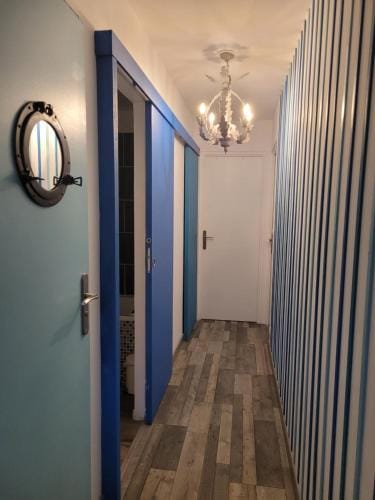 chambres bleues cote plage et aeroport climatisees et parking gratuit Hotel in Hyères