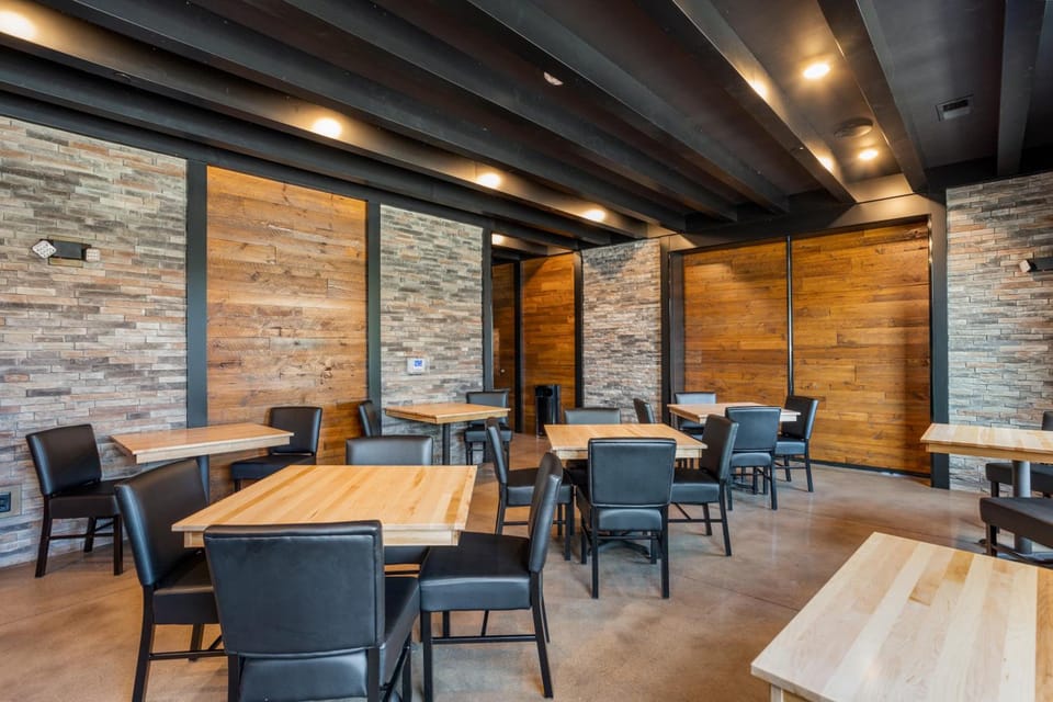 Cobblestone Inn & Suites - Fairfield Bay Hotel in Fairfield Bay