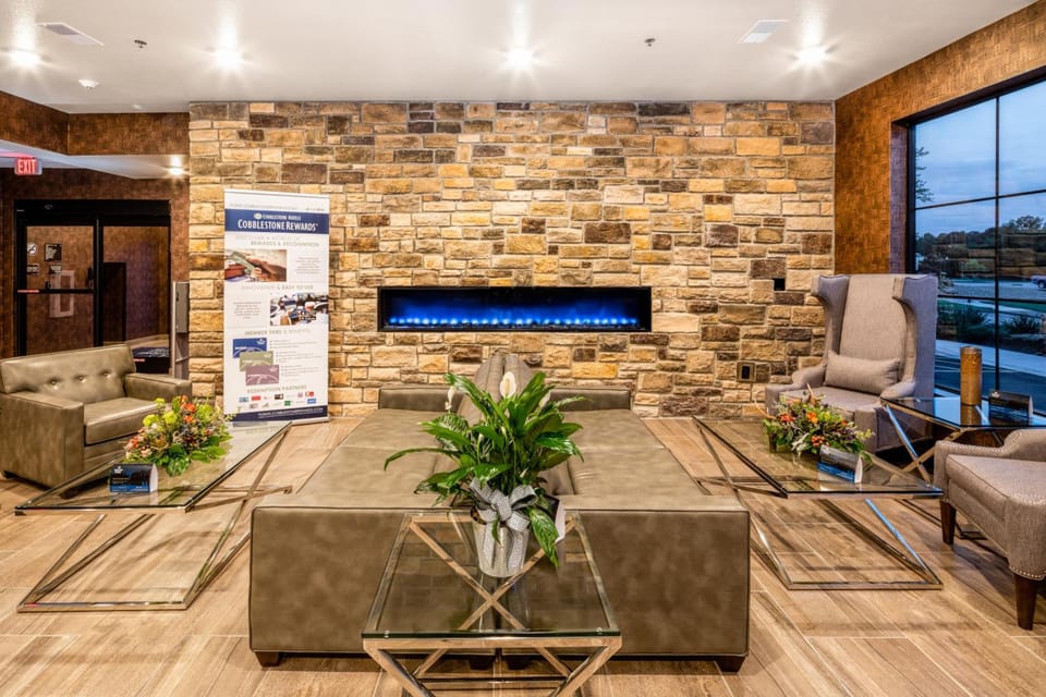 Cobblestone Inn & Suites - Fairfield Bay Hotel in Fairfield Bay