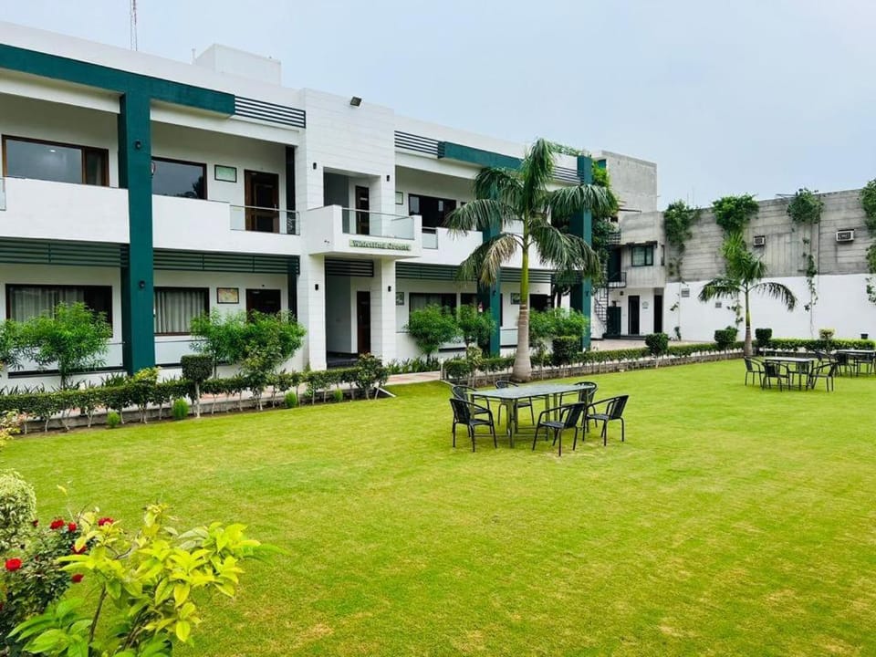 Hotel Whistling Greens Hotel in Punjab, India