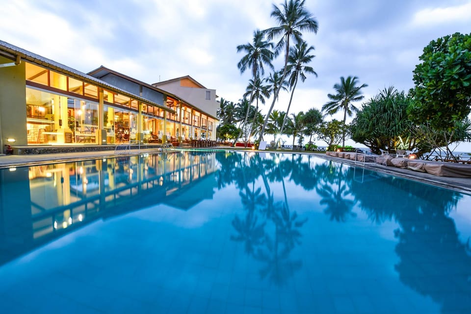 Swimming pool [outdoor]