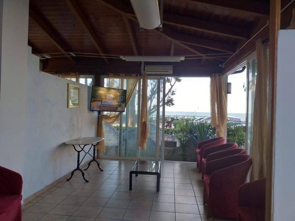 Spacious double room right by the sea Hotel in Pineto