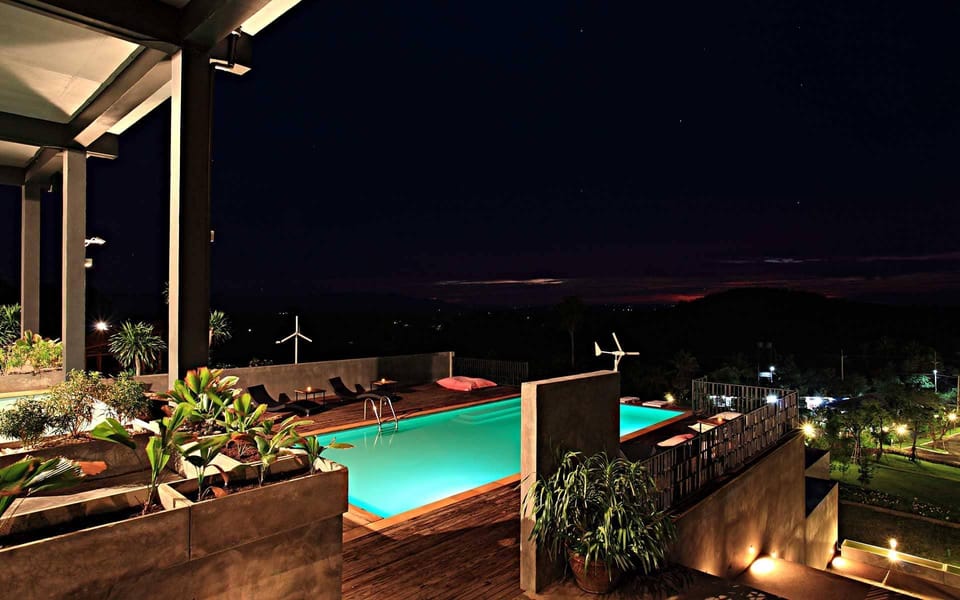 Swimming pool [outdoor]