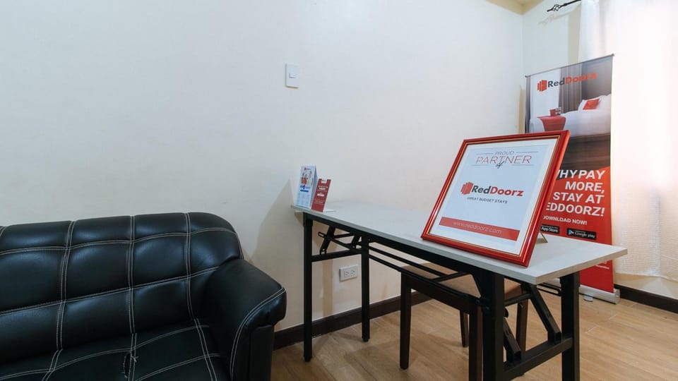 RedDoorz @ Jolly Orange Paranaque Hotel in Paranaque