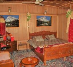 Houseboat Taj Palace Hotel in India