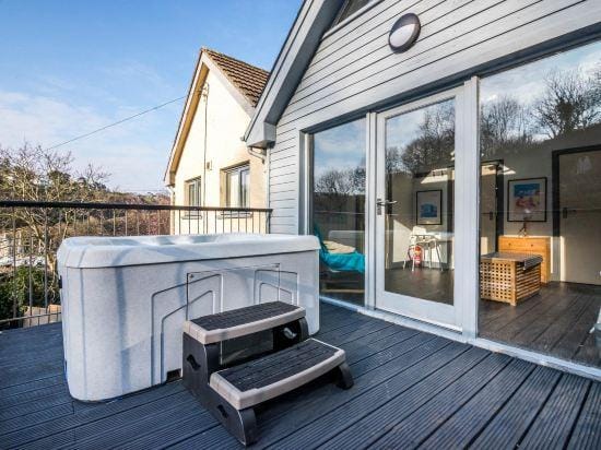 Rock Cottage - 3 Bedroom Holiday Home - Fishguard Hotel in Fishguard