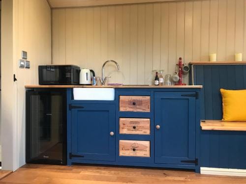 Highkettle Hut Hotel in Arun District
