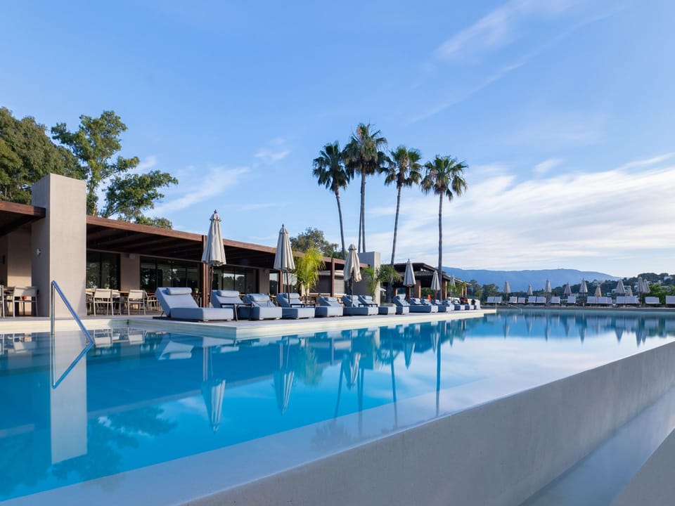 Swimming pool [outdoor]