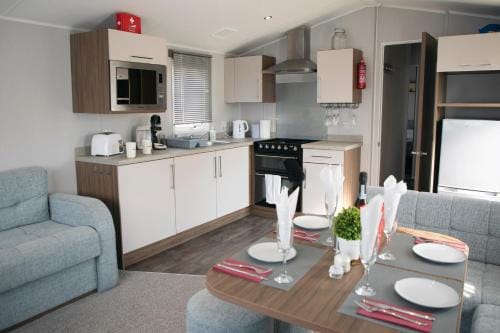 51 Lytchett Bay View, 3 bed, Rockley Park Poole Hotel in Poole