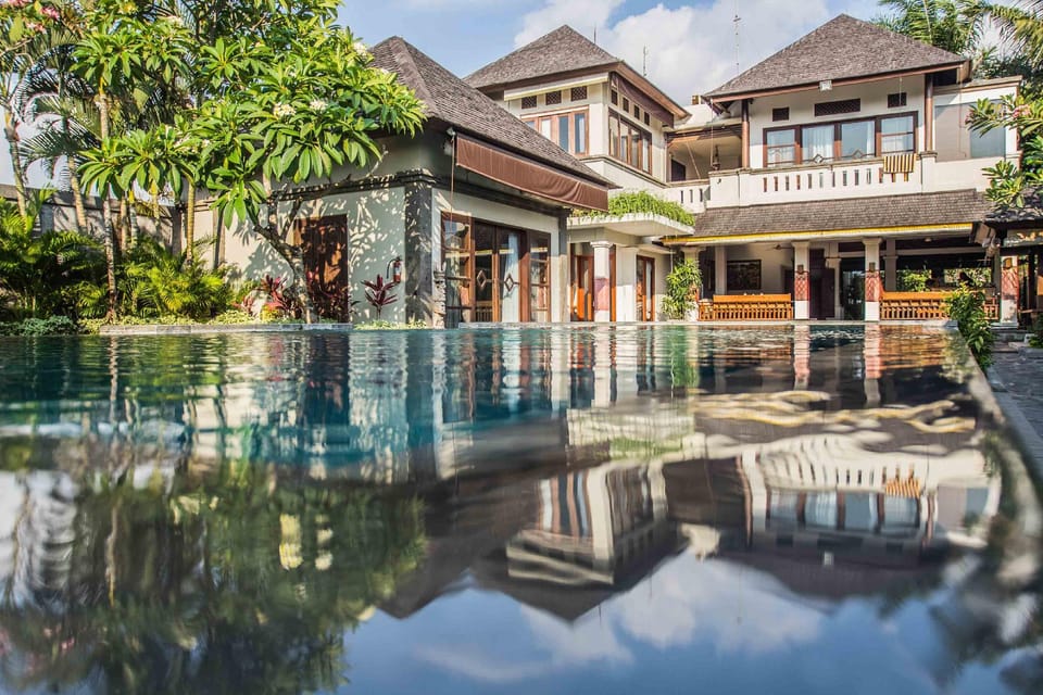 Swimming pool [outdoor]