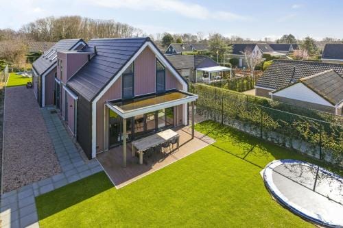 Villa Mastlo 2x 10 persons Ouddorp large garden, 1500 meters to the dunes and beach with 2 jacuzzi's Hotel in Ouddorp