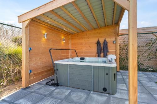Villa Mastlo 2x 10 persons Ouddorp large garden, 1500 meters to the dunes and beach with 2 jacuzzi's Hotel in Ouddorp